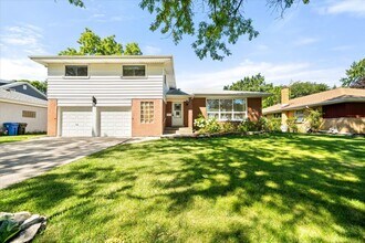 300 S We Go Trail in Mount Prospect, IL - Building Photo - Building Photo