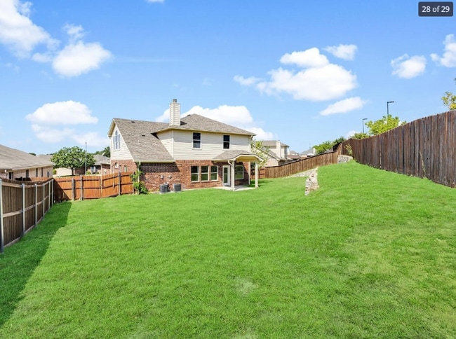 10421 Trevino Ln in Benbrook, TX - Foto de edificio - Building Photo