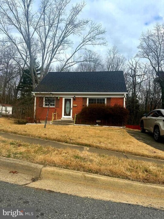 14349 Belleville Ave in Woodbridge, VA - Building Photo