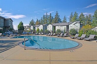 River Ridge Apartments in Tualatin, OR - Building Photo - Building Photo