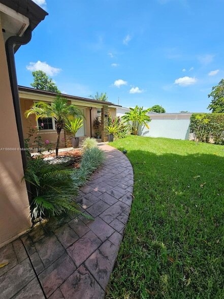 1020 N 74th Way in Hollywood, FL - Building Photo - Building Photo