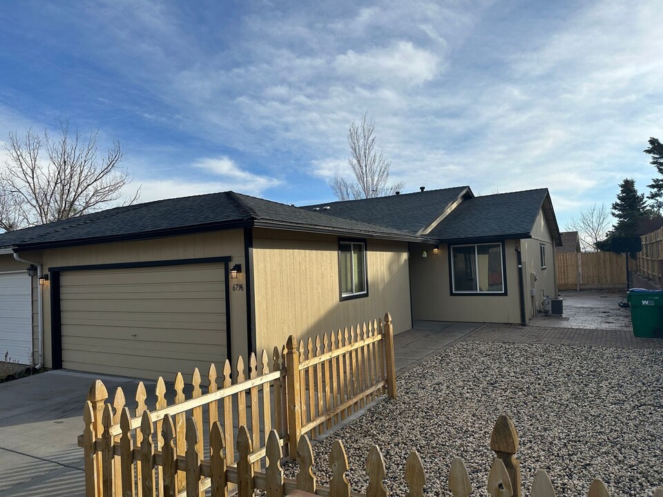 6796 Honeysuckle Dr in Reno, NV - Building Photo