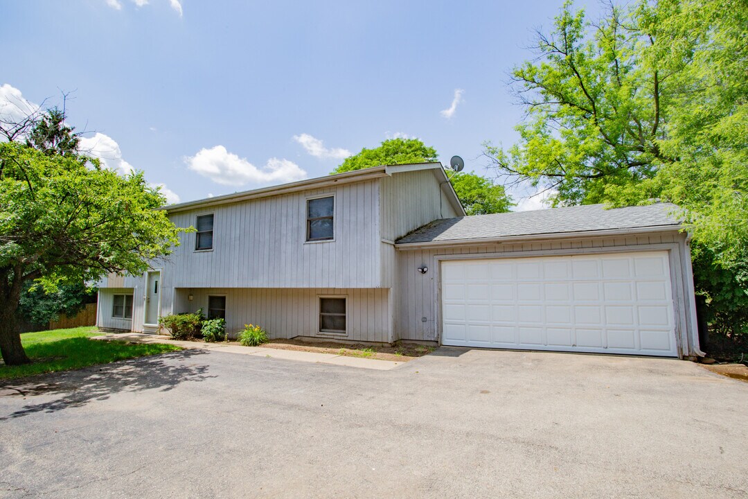 213 W Winchester Rd in Libertyville, IL - Building Photo