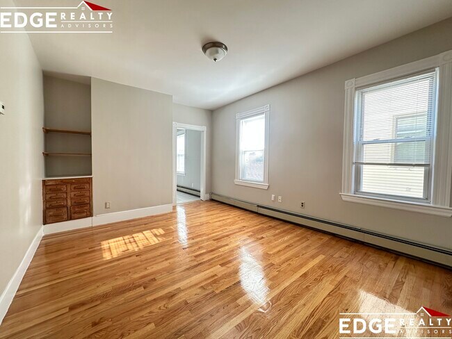 315 Warren St, Unit 2 in Waltham, MA - Building Photo - Building Photo