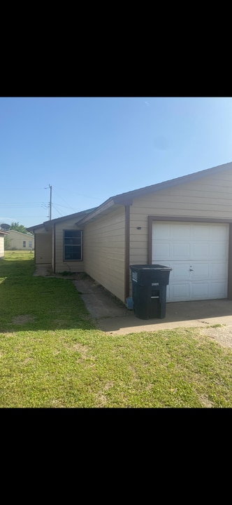 2117 W Oak Ave in Enid, OK - Building Photo