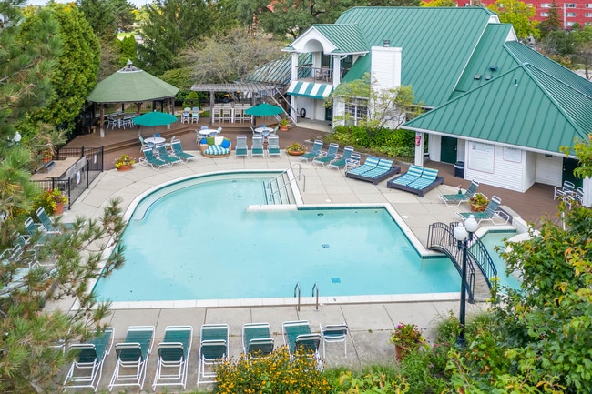 Village Club on Franklin in Southfield, MI - Building Photo - Building Photo