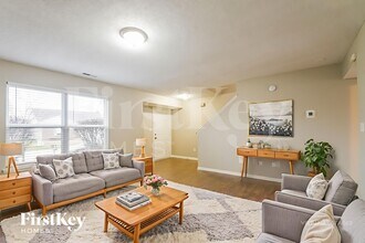 19127 Fox Chase Dr, Unit 23 in Noblesville, IN - Foto de edificio - Building Photo