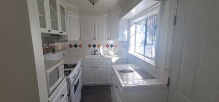 19538 Leadwell St in Los Angeles, CA - Foto de edificio - Building Photo