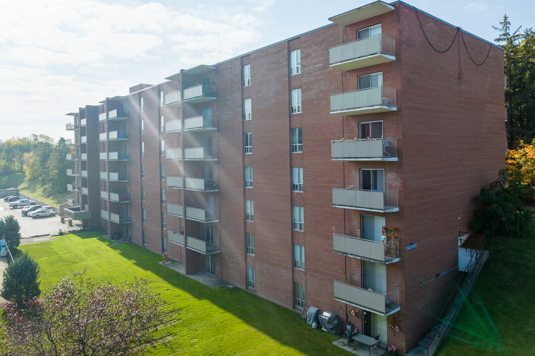 Regency Court Apartments in Guelph, ON - Building Photo