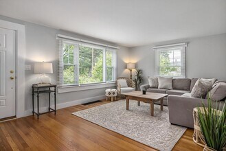 27 Riverview Rd in New Castle, NH - Foto de edificio - Building Photo