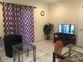 245 W Elm Ave, Unit #2 - Detached Home in Burbank, CA - Foto de edificio - Building Photo