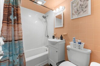 44 Woodlawn Ave, Unit 2 in Everett, MA - Building Photo - Building Photo