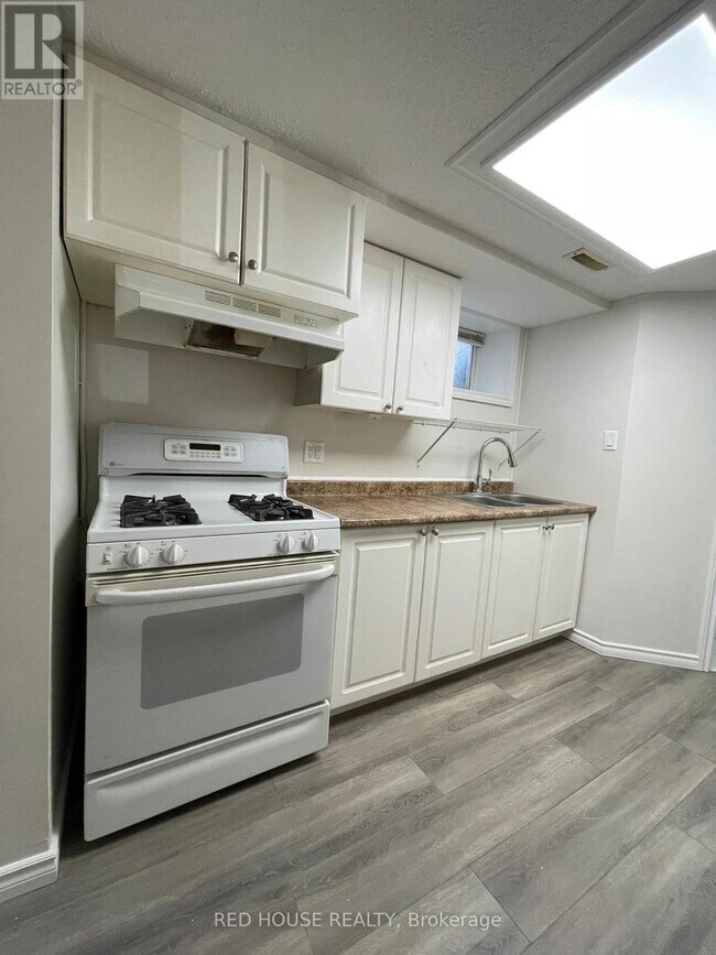 46 Charlbrook Ave in Barrie, ON - Building Photo - Building Photo