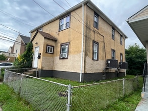 1003 Clifton Ave in Sharon Hill, PA - Foto de edificio - Building Photo