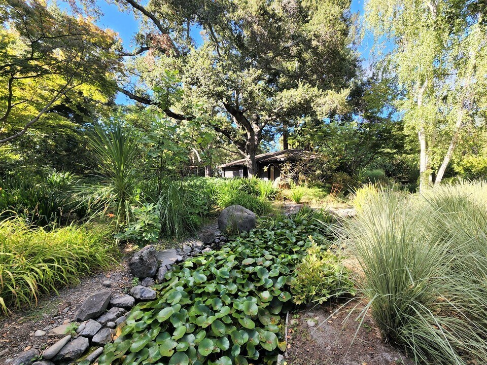 73 Parkwood Dr in Atherton, CA - Building Photo