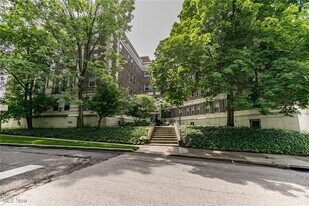 2330 Euclid Heights Blvd in Cleveland, OH - Building Photo