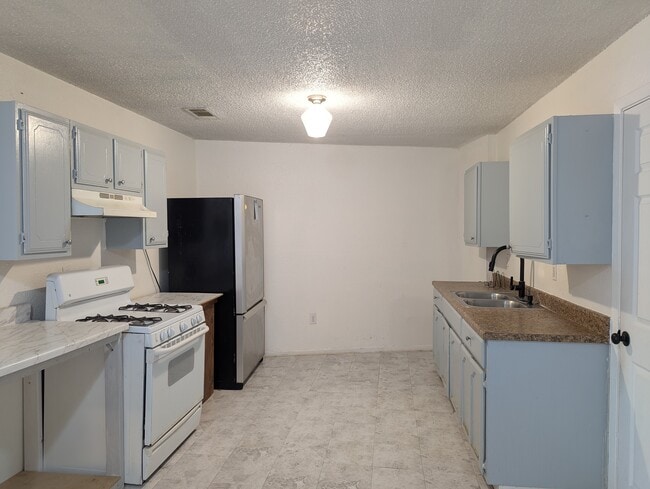 201 W 1st St in La Feria, TX - Building Photo - Building Photo
