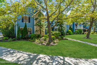 260 Crosspointe Dr in East Brunswick, NJ - Building Photo - Building Photo
