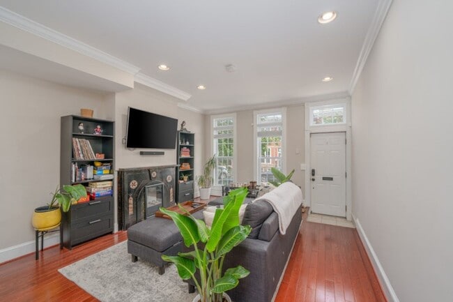 129 W Ostend St in Baltimore, MD - Building Photo - Building Photo