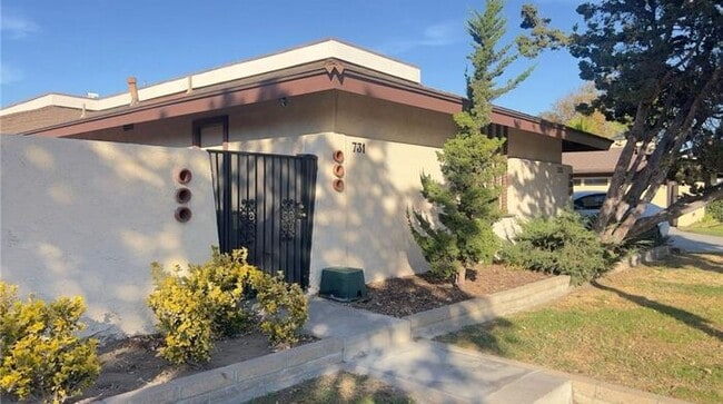 731 E Fairway Dr in Orange, CA - Building Photo - Building Photo