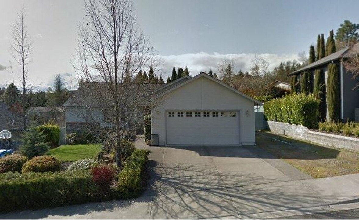 1569 Cypress Point Dr in Medford, OR - Building Photo