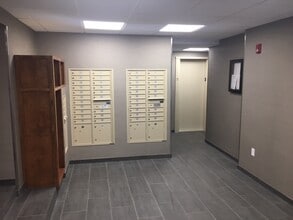 50 Lancaster Ter, Unit 103 in Brookline, MA - Foto de edificio - Building Photo