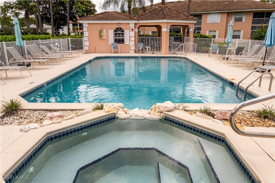 575 Augusta Blvd in Naples, FL - Foto de edificio