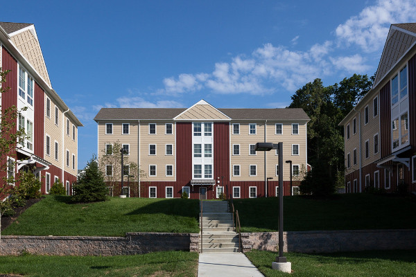 East Village Apartments in West Chester, PA - Foto de edificio