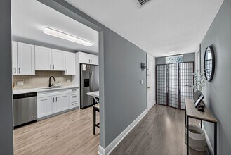 412 Lakeview Dr in Weston, FL - Building Photo - Building Photo