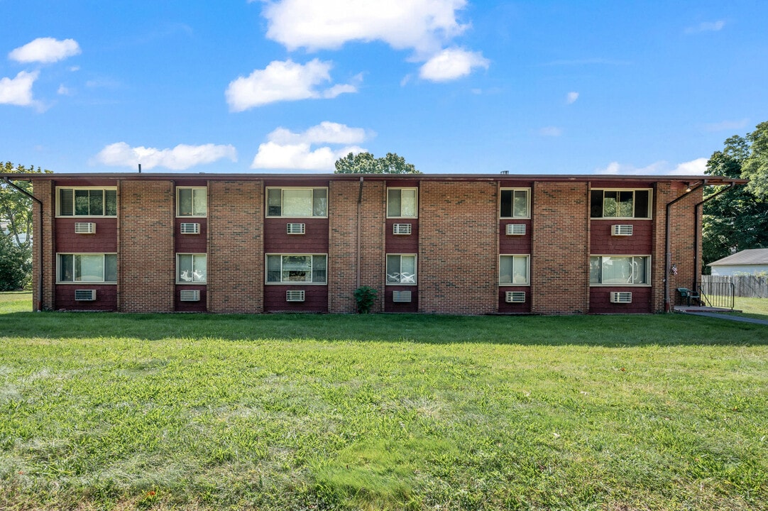 Pembrooke Court Apartments in Manchester, CT - Building Photo