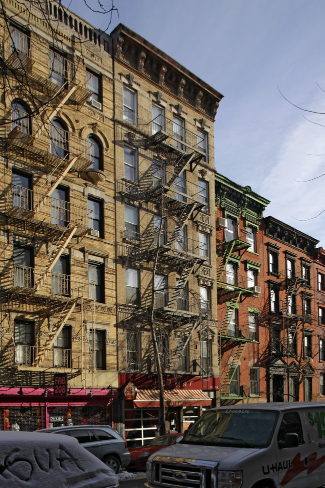 77 E 7th St in New York, NY - Foto de edificio - Building Photo