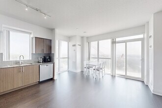 65 Speers Rd in Oakville, ON - Building Photo - Building Photo