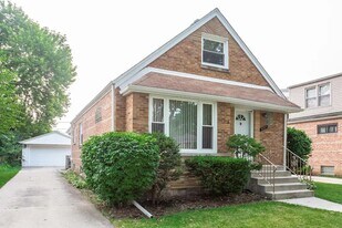 8126 N Octavia Ave in Niles, IL - Building Photo