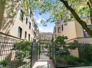 7031 N Sheridan Rd, Unit 3S in Chicago, IL - Building Photo - Building Photo