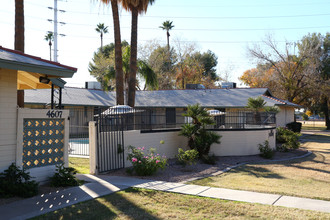 Oak Plaza Apartments in Phoenix, AZ - Building Photo - Building Photo