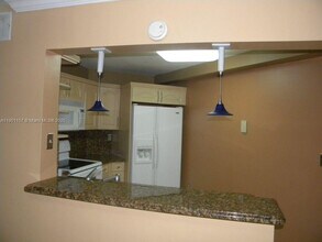 10249 NW 9th St Cir in Miami, FL - Building Photo - Building Photo