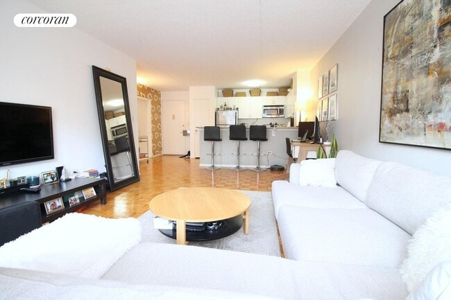 225 8th Ave in New York, NY - Building Photo - Building Photo