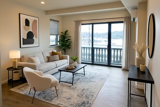 Eliason Sqaure Apartments in Poulsbo, WA - Foto de edificio - Building Photo