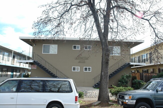 Lucretia Apartments in San Jose, CA - Foto de edificio - Building Photo