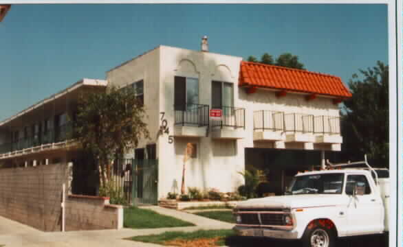 7045 Remmet Ave in Canoga Park, CA - Foto de edificio - Building Photo