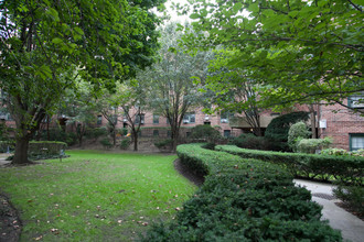 Sunnyside Garden Apartments in Sunnyside, NY - Building Photo - Building Photo