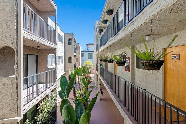 2929 Waverly Drive in Los Angeles, CA - Building Photo - Building Photo