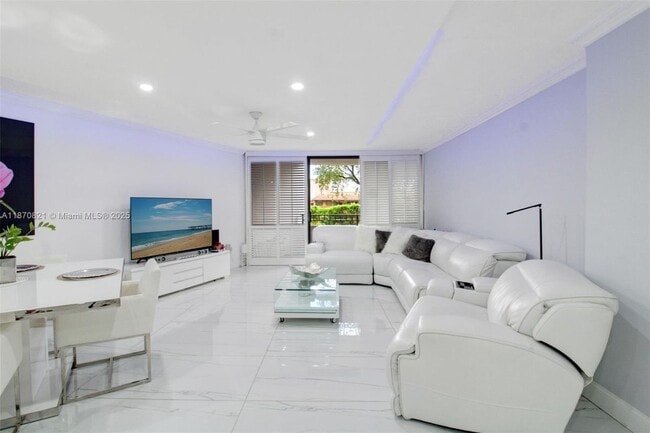 13951 Kendale Lakes Cir in Miami, FL - Building Photo - Building Photo