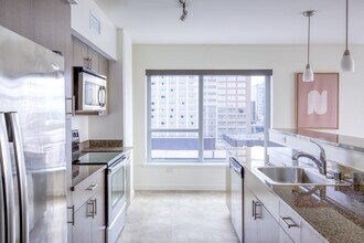 10349 NE 10th St, Unit SI FL14-ID886 in Bellevue, WA - Foto de edificio - Building Photo