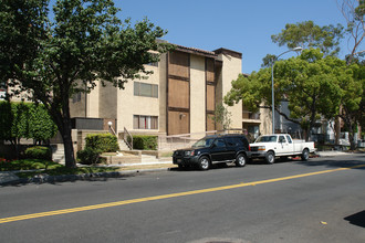 331 W Wilson Ave in Glendale, CA - Building Photo - Building Photo