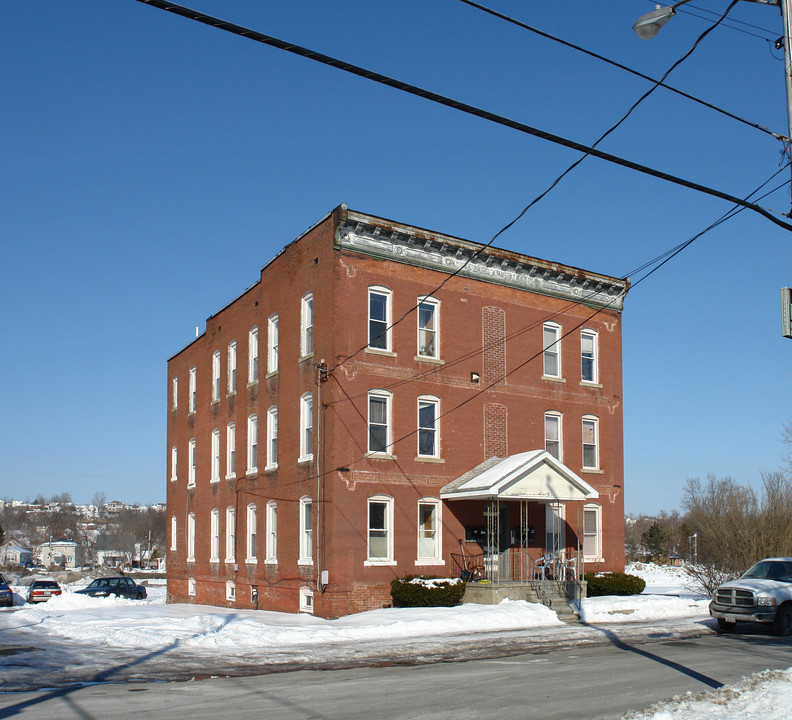 401 Elizabeth St in Mechanicville, NY - Building Photo