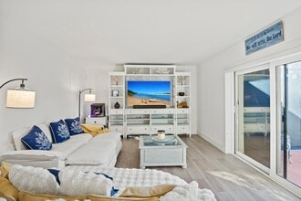 5888 SE Riverboat Dr in Stuart, FL - Foto de edificio - Building Photo