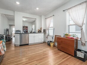 99 2nd St, Unit 1 in Medford, MA - Foto de edificio - Building Photo