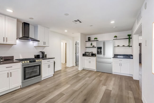 540 E Saint Louis Ave in Las Vegas, NV - Building Photo - Building Photo