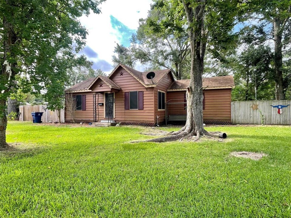 718 E Wilkins St in Angleton, TX - Building Photo